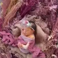 بچه ها را برای عکاسی اینطوری می پیچند!