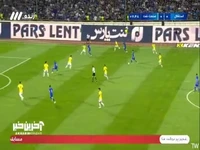 صحنه مشکوک در محوطه جریمه صنعت نفت روی رامین رضاییان که پس از بررسی VAR پنالتی تشخیص داده نشد