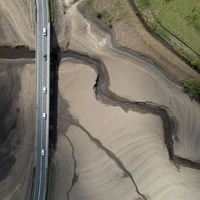 تصاویری از خشک شدن سدهای انگلیس تا خیابان خوابی تابستانی در پاکستان