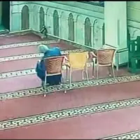 لحظه درگذشت مرد مصری هنگام نماز ظهر در مسجد