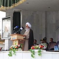 امام جمعه کرمانشاه: باید تهدیدهای دشمن را به فرصت تبدیل کرد
