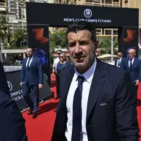 حرکت زشت فیگو در پاسخ به هواداران بارسا!