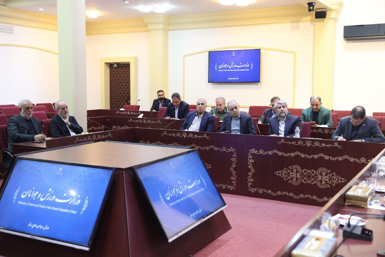 تصاویری از نشست وزیر ورزش و جوانان با مدیران باشگا‌ه‌های لیگ برتر