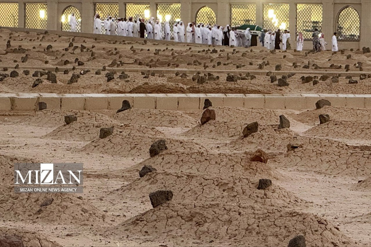 تصاویری از حضور حجاج در قبرستان بقیع در ایام حج ابراهیمی 