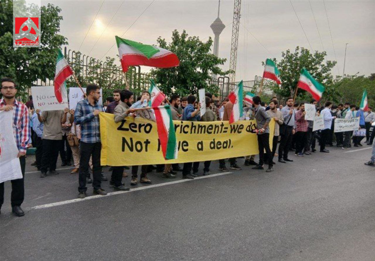 عکس/ تجمع دانشجویان در حمایت از حق غنی‌سازی مقابل سازمان انرژی اتمی