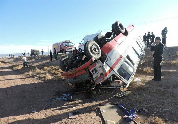 واژگونی مینی‌بوس در جاده اراک به قم؛ انتقال ۱۵ مصدوم به مرکز درمانی