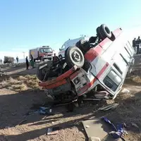 واژگونی مینی‌بوس در جاده اراک به قم؛ انتقال ۱۵ مصدوم به مرکز درمانی