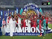 حضور سردار آزمون با عصا در جشن قهرمانی شباب الاهلی در لیگ امارات