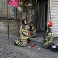حضور بانوان آتش نشان در عملیات اطفای حریق در خیابان ستارخان تهران