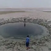 تشکیل گودال 70 متری در سواحل دریاچه ارومیه