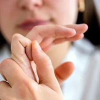 آیا شکستن قولنج منجر به آرتروز می‌شود؟