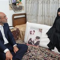 دیدار استاندار کرمانشاه با خانواده شهیدان «علیزاده قبادی» و «یارکودکان»