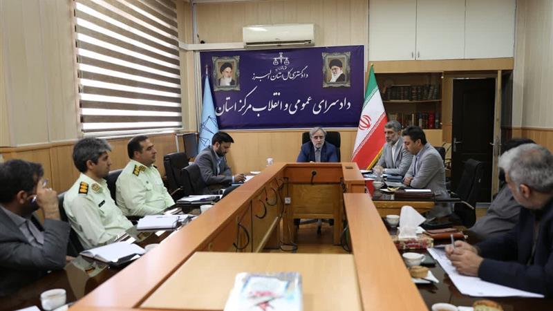اراذل و اوباش فضای مجازی شناسایی و بازداشت شوند