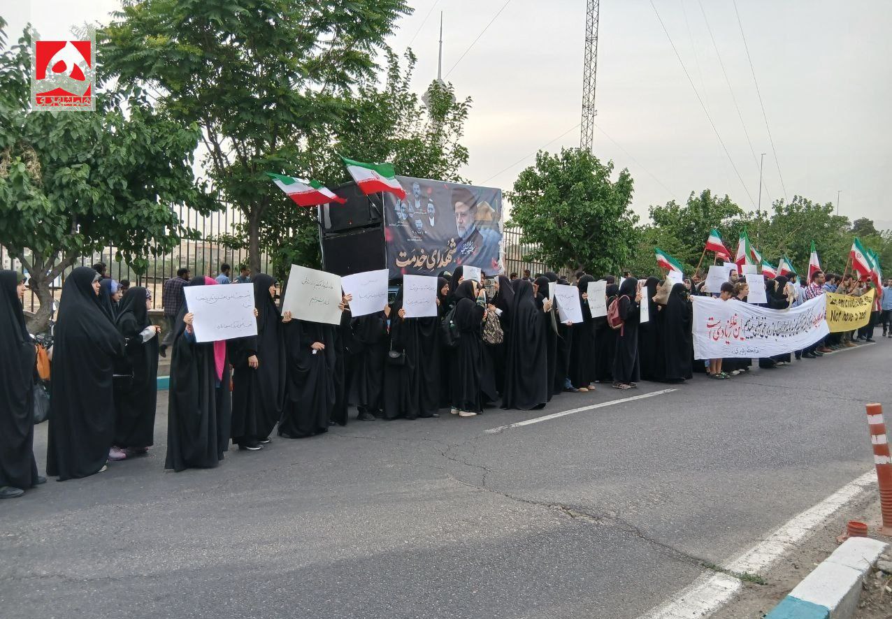 عکس/ تجمع دانشجویان در حمایت از حق غنی‌سازی مقابل سازمان انرژی اتمی