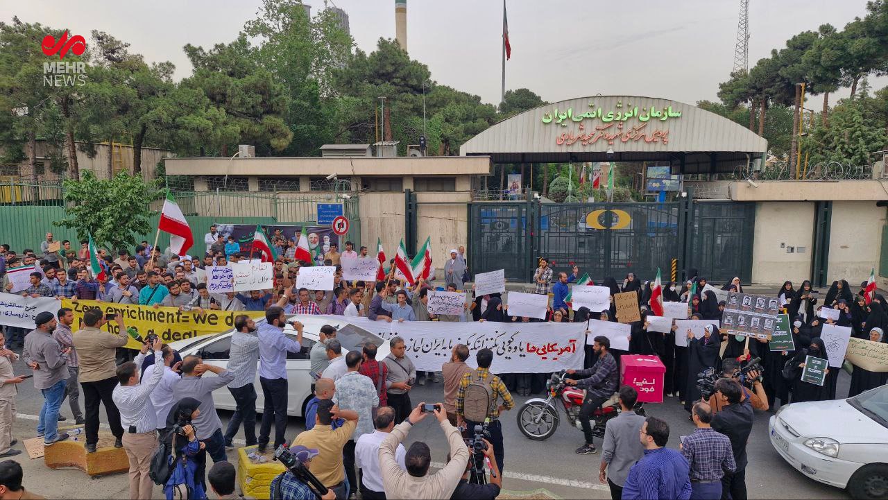 عکس/ تجمع دانشجویان در حمایت از حق غنی‌سازی مقابل سازمان انرژی اتمی
