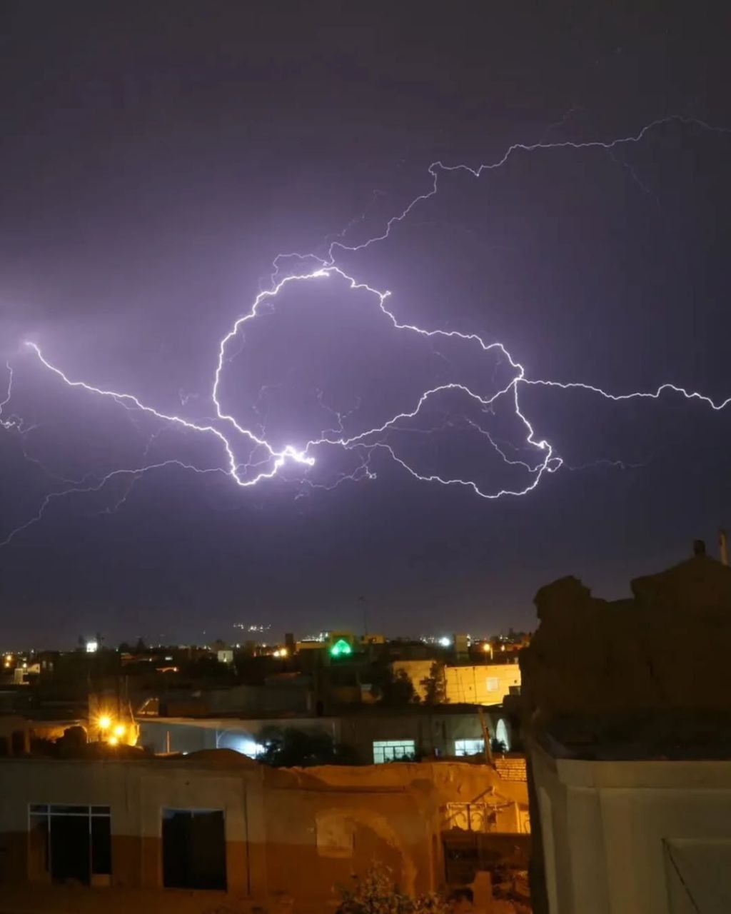 تصاویری دیدنی از صاعقه عظیم در کاشان