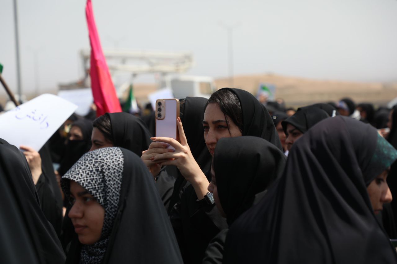 عکس/ دانشجویان حاضر در تجمع امروز مقابل سایت هسته‌ای نطنز