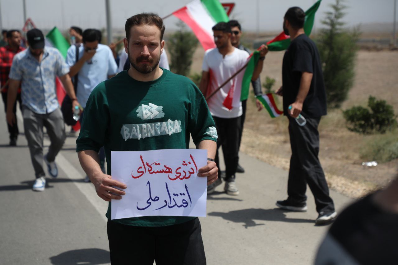 عکس/ دانشجویان حاضر در تجمع امروز مقابل سایت هسته‌ای نطنز