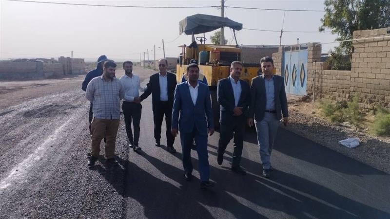 آسفالت معابر 4 روستای دهلران آغاز شد