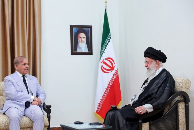 ابراز خرسندی رهبر انقلاب از پایان جنگ میان پاکستان و هند در دیدار با شهباز شریف