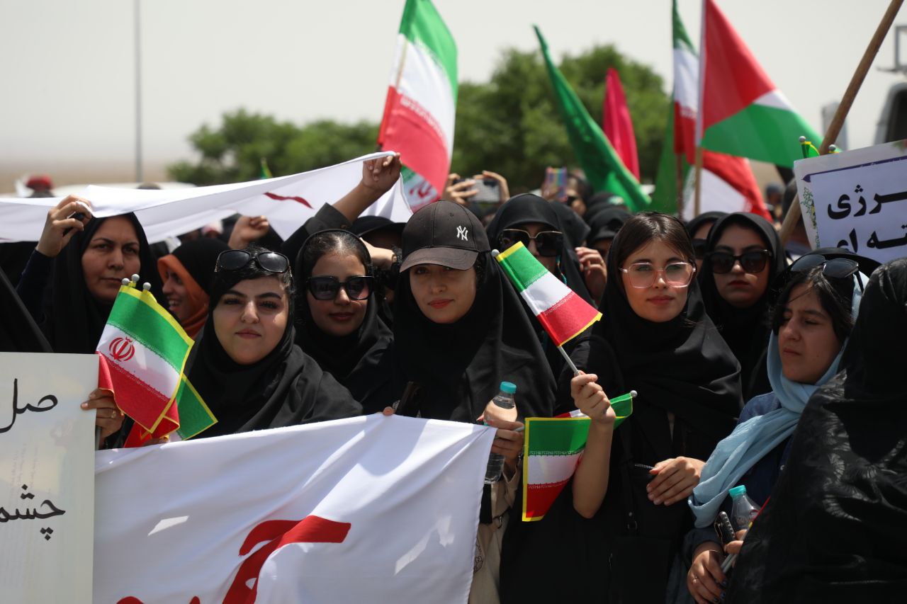 عکس/ دانشجویان حاضر در تجمع امروز مقابل سایت هسته‌ای نطنز