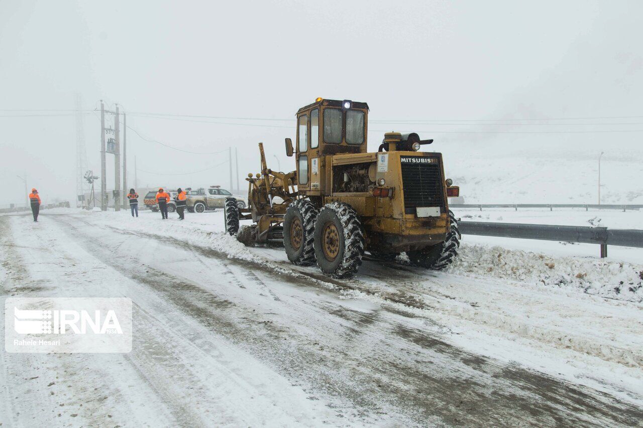 برف روبی بهاری در محورهای مرزی آذربایجان‌غربی ادامه دارد