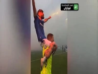 علی قلی‌زاده روی دوش دروازه‌بان لخ‌پوزنان در جشن قهرمانی در لیگ لهستان