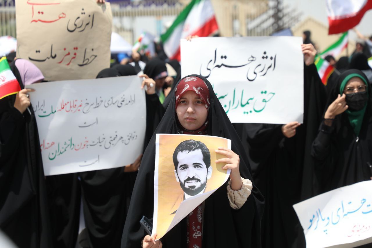 عکس/ دانشجویان حاضر در تجمع امروز مقابل سایت هسته‌ای نطنز