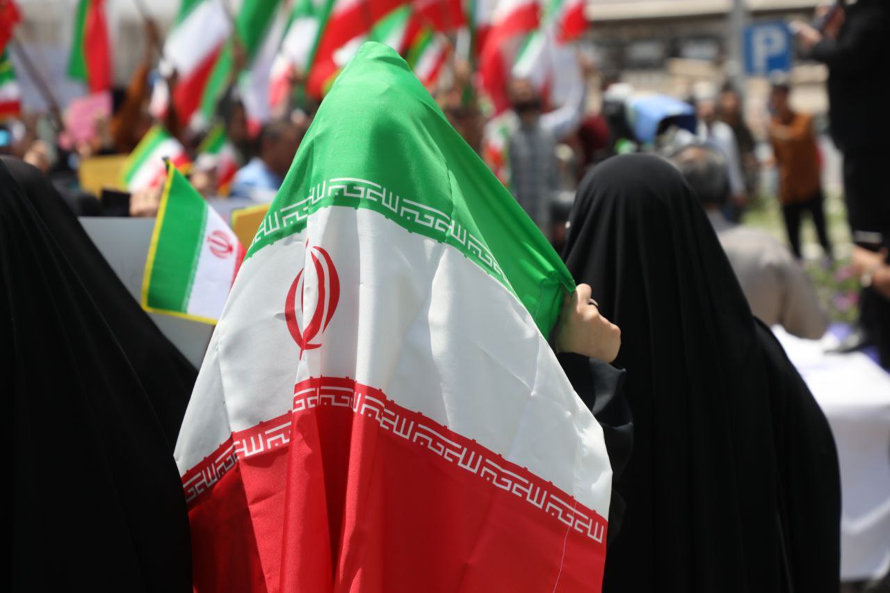 عکس/ دانشجویان حاضر در تجمع امروز مقابل سایت هسته‌ای نطنز