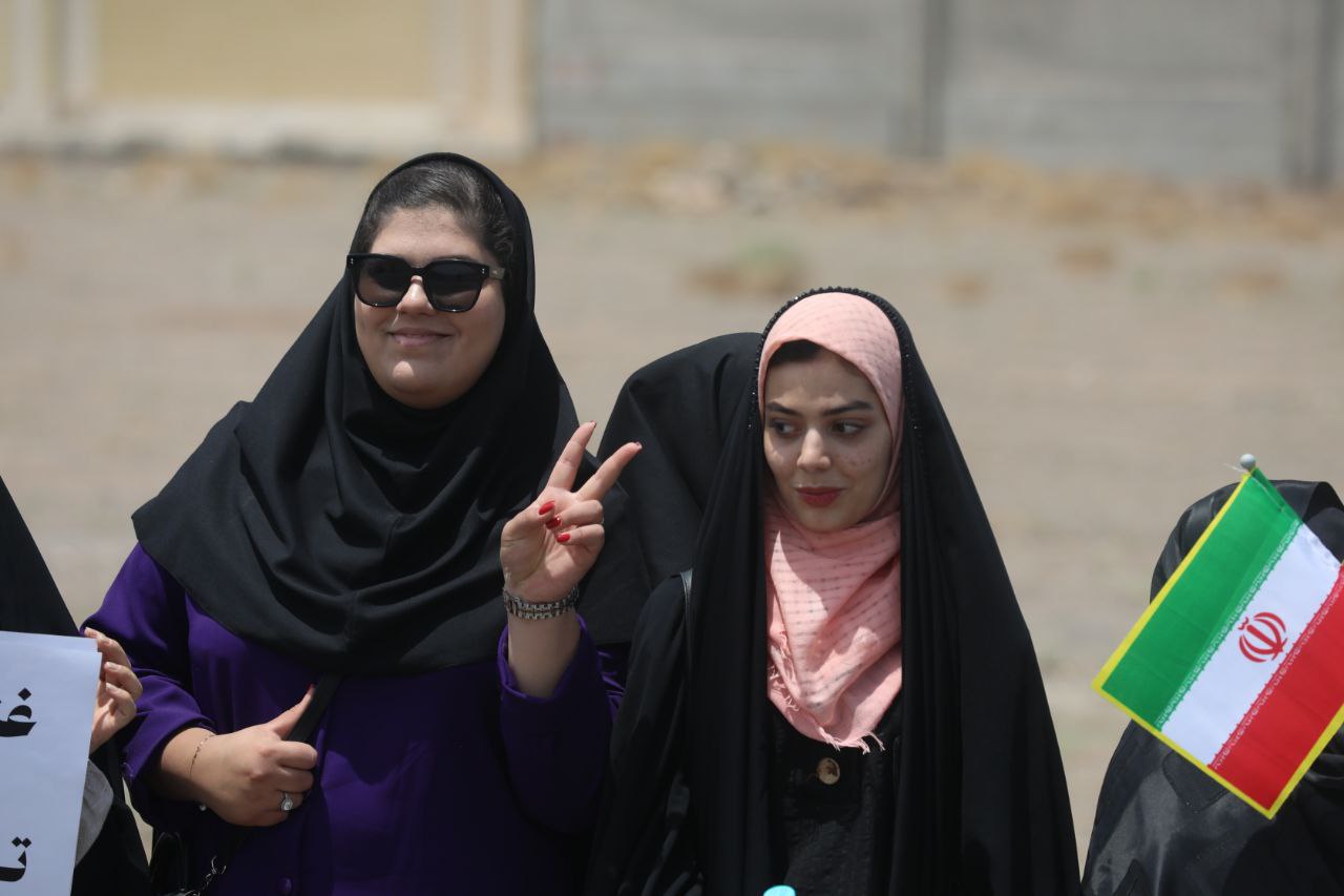 عکس/ دانشجویان حاضر در تجمع امروز مقابل سایت هسته‌ای نطنز