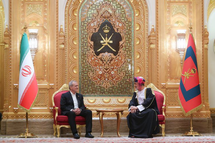 پزشکیان در دیدار با سلطان عمان: قدردان نقش فعال و سازنده عمان در روند مذاکرات غیرمستقیم هستیم
