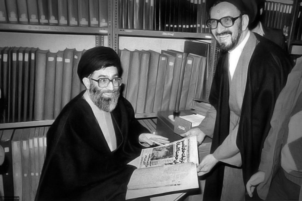 عکس/ مروری بر تصاویر بازدید حضرت آیت‌الله خامنه‌ای از روزنامه اطلاعات در دهه ۶۰