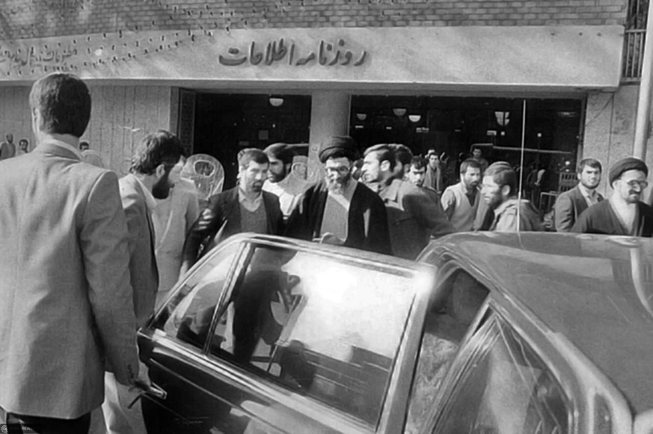 عکس/ مروری بر تصاویر بازدید حضرت آیت‌الله خامنه‌ای از روزنامه اطلاعات در دهه ۶۰