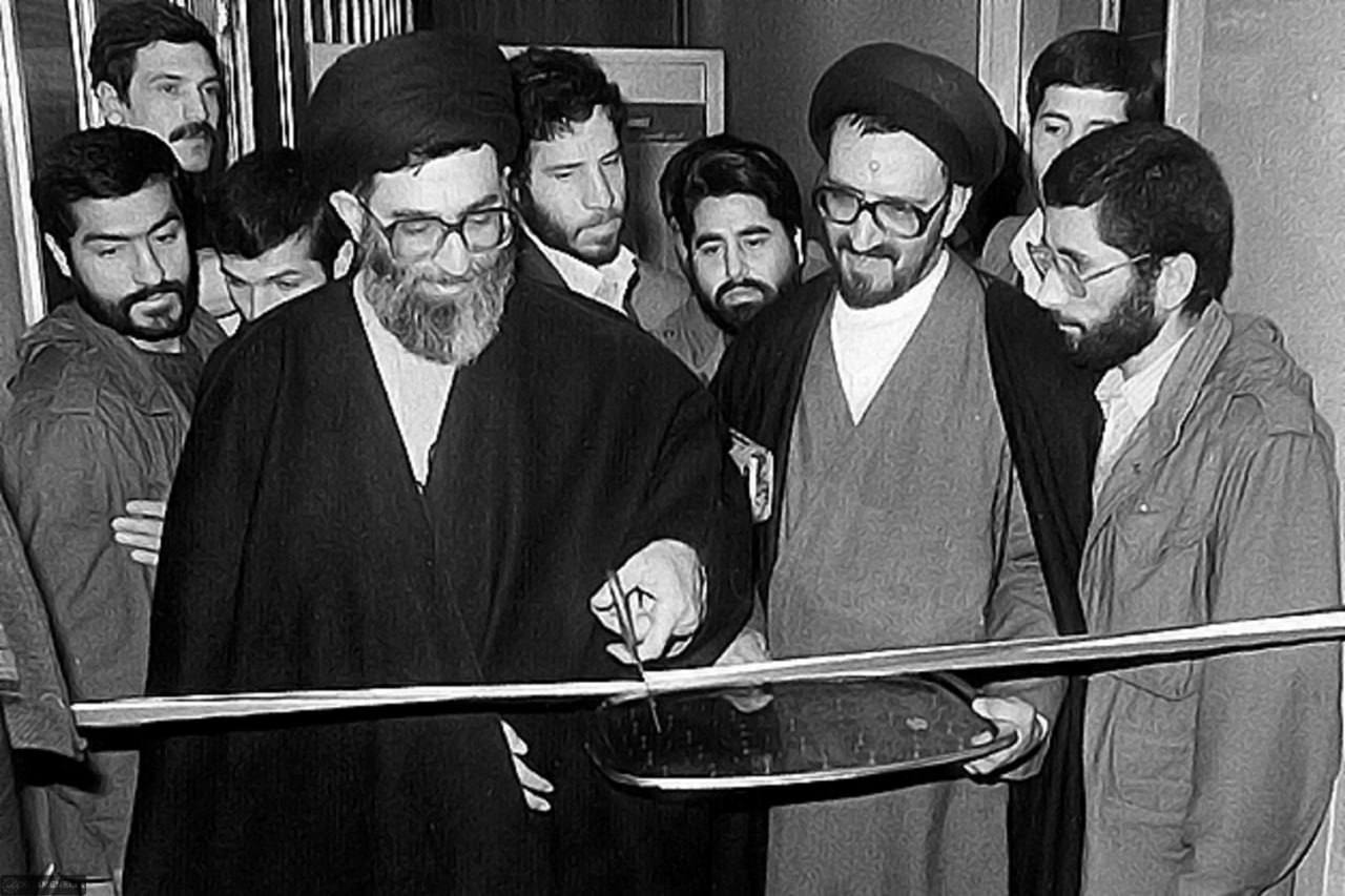 عکس/ مروری بر تصاویر بازدید حضرت آیت‌الله خامنه‌ای از روزنامه اطلاعات در دهه ۶۰