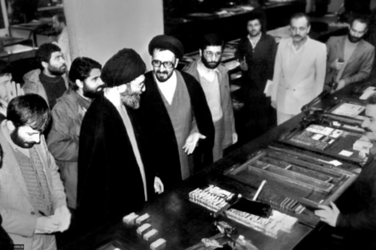 عکس/ مروری بر تصاویر بازدید حضرت آیت‌الله خامنه‌ای از روزنامه اطلاعات در دهه ۶۰