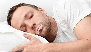 چسب زدن به دهان هنگام خواب؛ خوب یا بد؟
