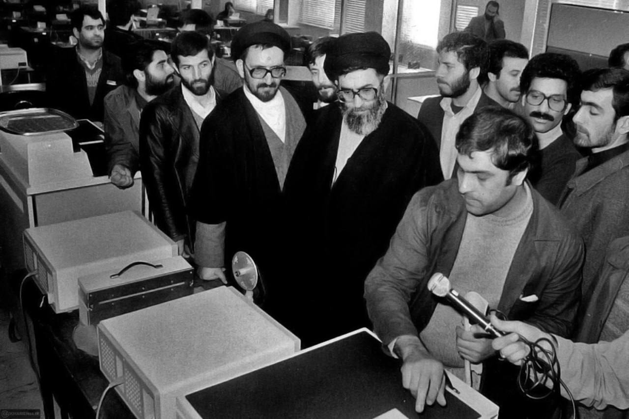 عکس/ مروری بر تصاویر بازدید حضرت آیت‌الله خامنه‌ای از روزنامه اطلاعات در دهه ۶۰