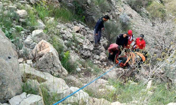 نجات 2 فرد حادثه‌دیده در ارتفاعات آبشار هفت‌چشمه چالوس