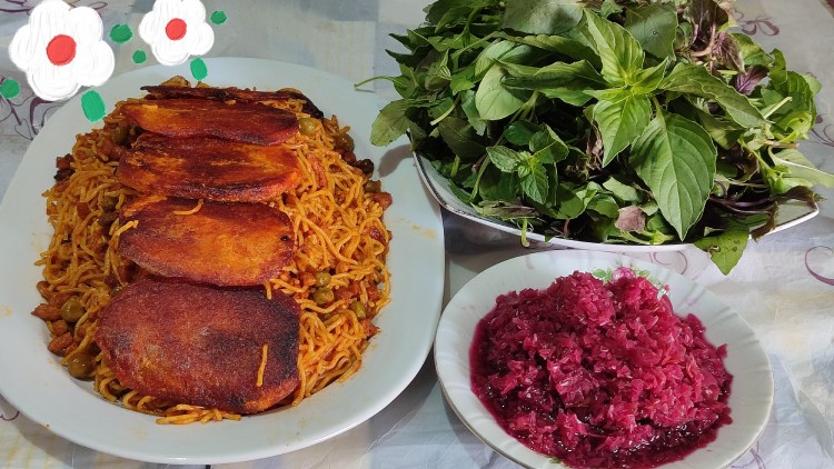 از شما/تایم ناهار،ماکارونی،سبزیه تازه وترشی گلم خونگی 😋 ..🍒🍒🍒