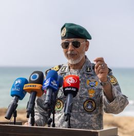 امیر دریادار سیاری: پوزه هر دشمنی را به خاک می‌مالیم
