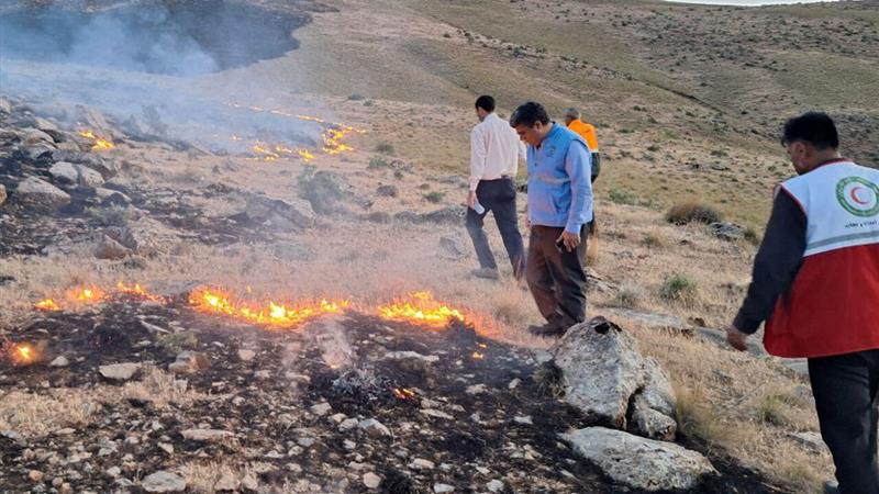 آتش‌سوزی در 30 هکتار از مراتع کنگاور مهار شد