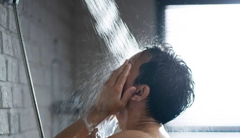 پاسخ علمی به پرسشی دیرینه: دوش گرفتن در صبح بهتر است یا شب؟