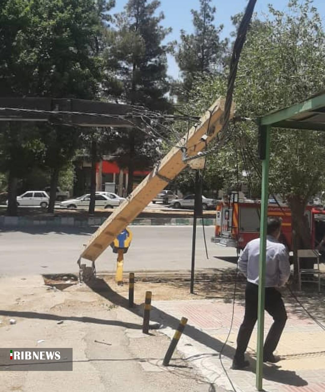 برخورد خودرو با تیر برق در شهر یاسوج