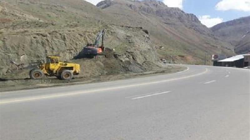انجام عملیات ترانشهبرداری و تعریض شانه راه در محور ارمند