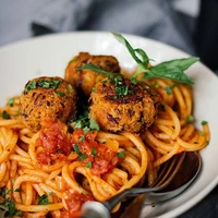 اسپاگتی با کوفته‌ی گیاهی در سس مخصوص