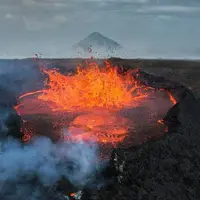 لحظه خروج گدازه از دهانه آتشفشان در آمریکا