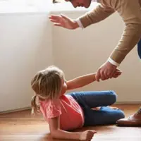 چرا برخی کودکان والدین خود را می‌زنند؟
