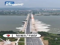 انفجار کنترل شده یک پل قدیمی در استان جیانگشی چین