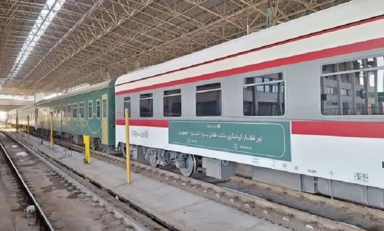 قطار گردشگری مثلث طلایی به ایستگاه شیراز رسید