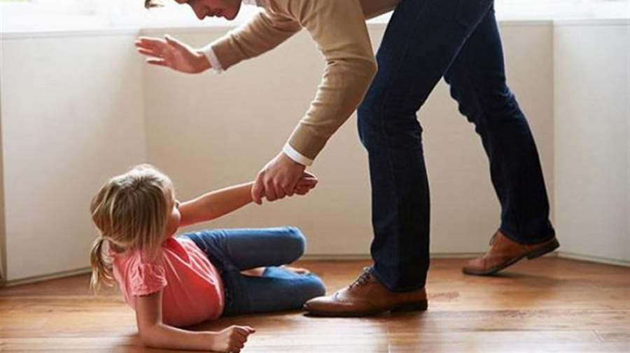 چرا برخی کودکان والدین خود را میزنند؟